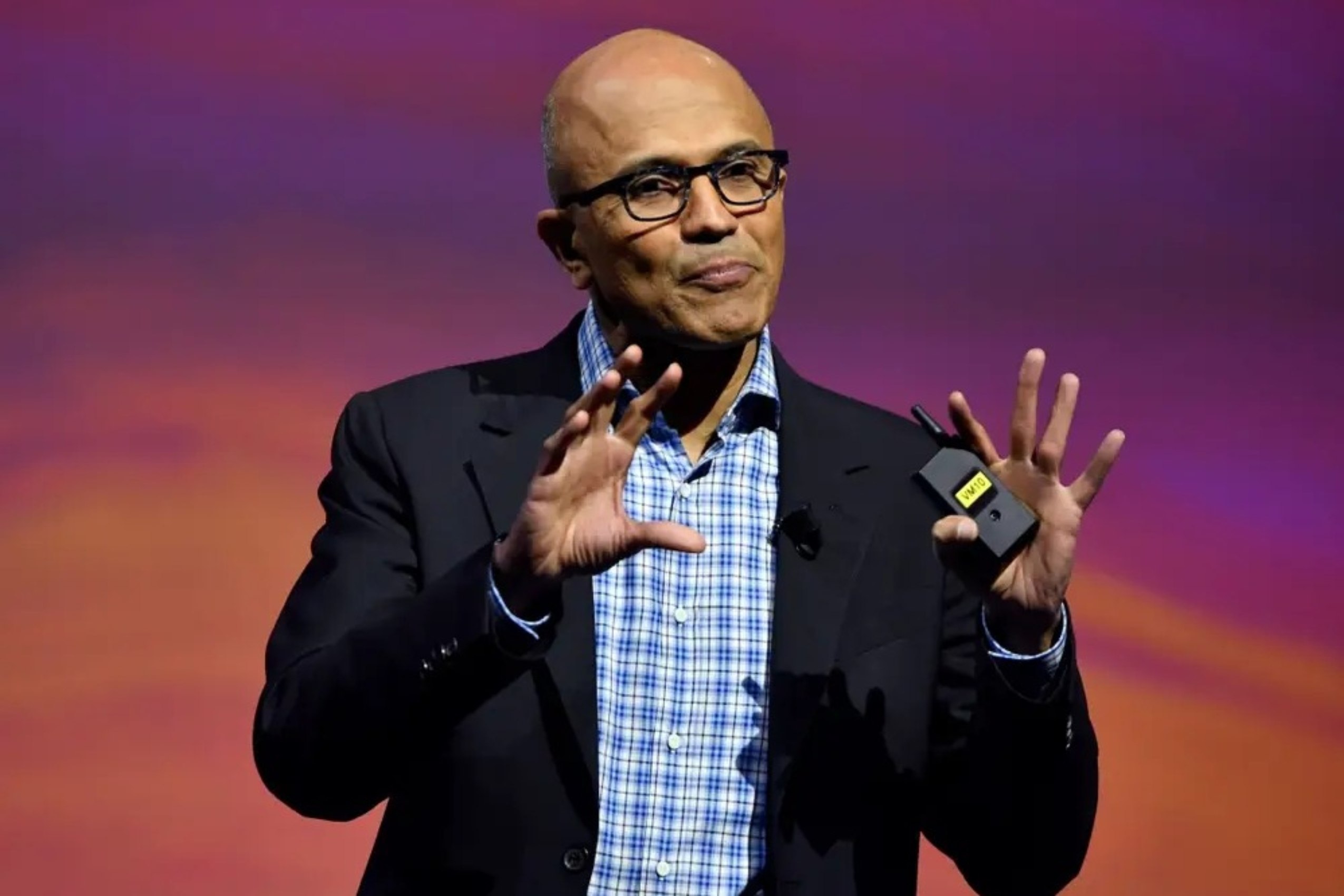 Microsoft vezérigazgatója a mesterséges intelligencia munkahelyi e-mailekbe és táblázatokba való integrációjáról beszélgetett