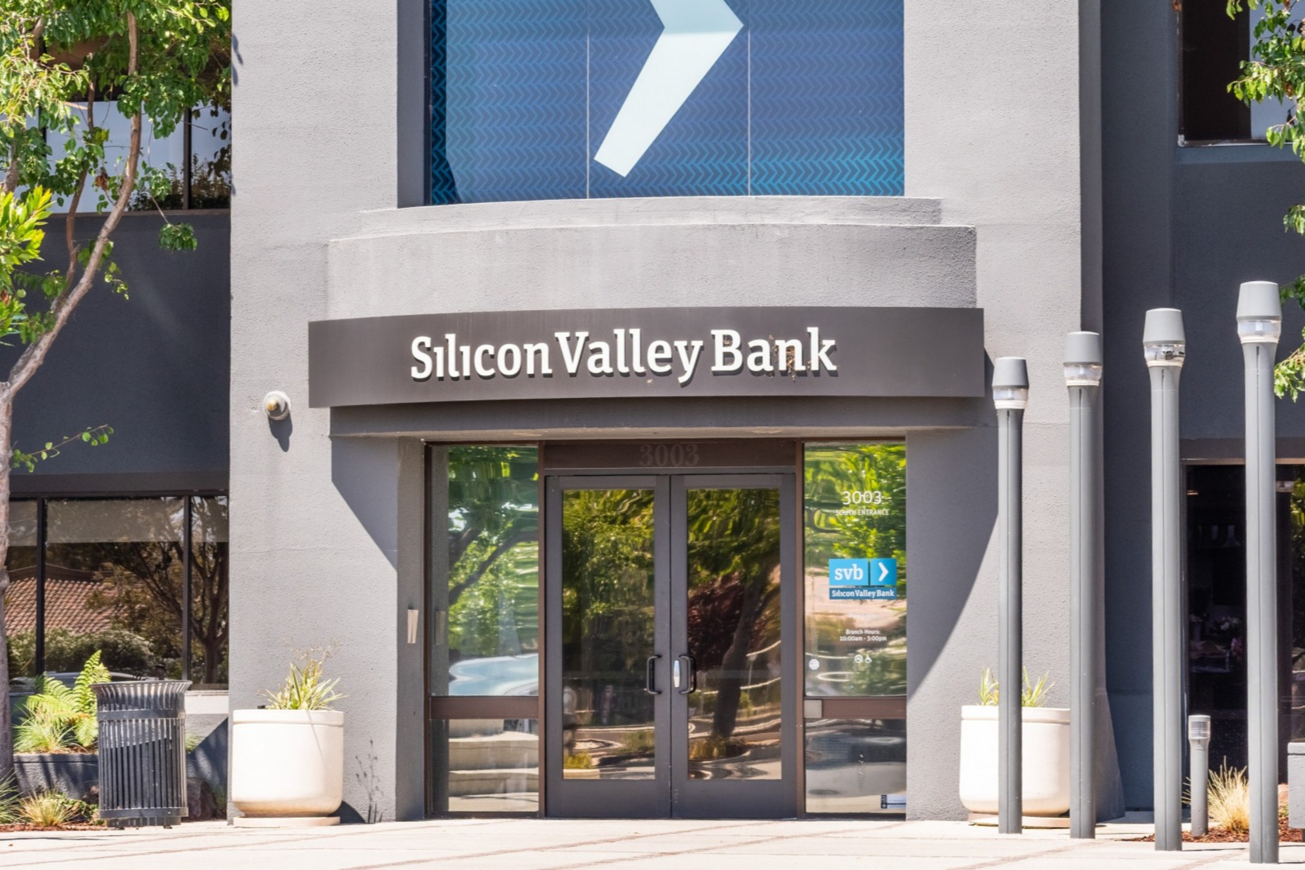 A Big Tech konszolidálja az AI hatalmát, miközben az SVB felvásárlása megmenti az AI startupokat.