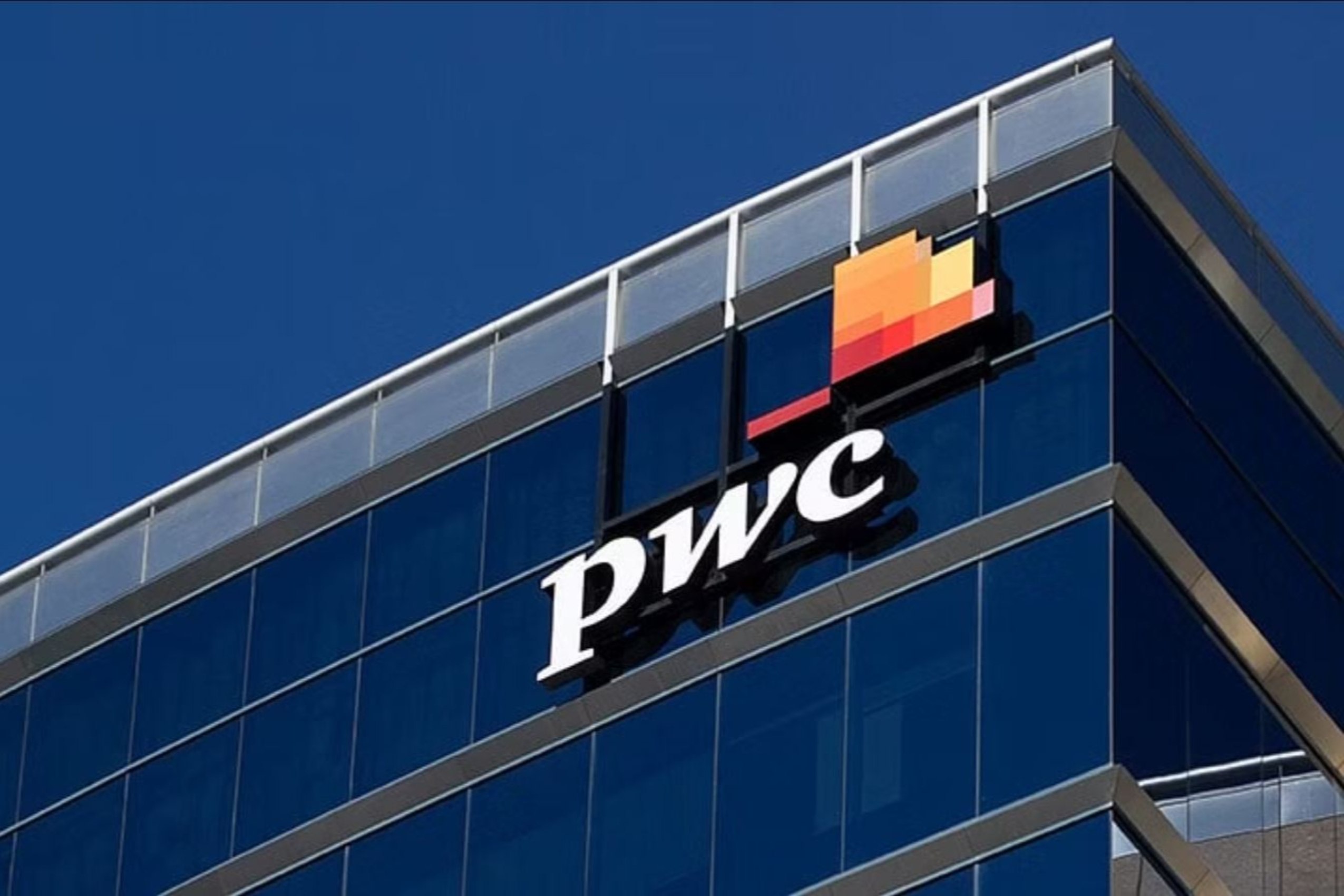 A PwC 4000 jogi szakemberének biztosít AI chatbotot a hatékonyság növelése érdekében