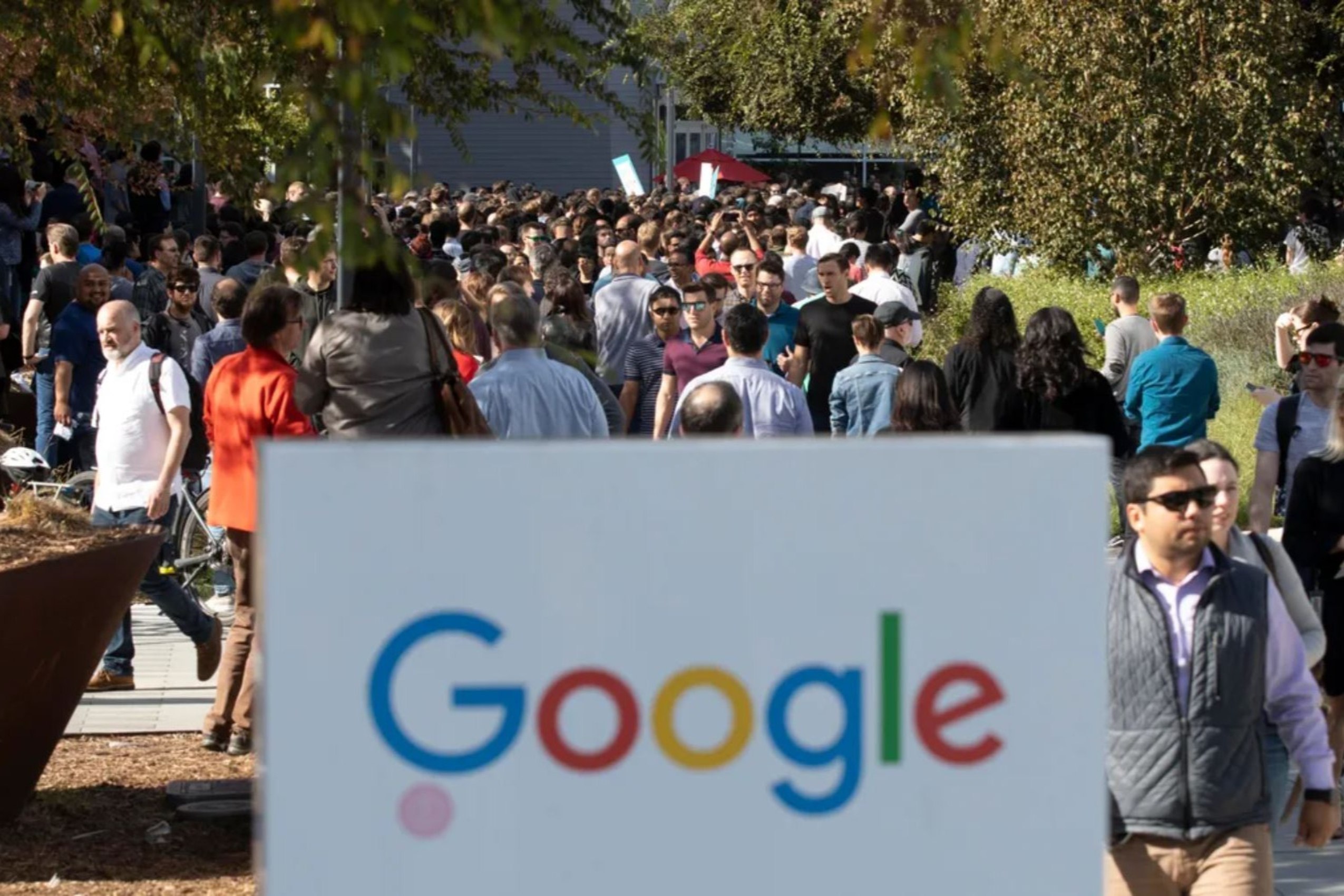 A Google Chatbot Bard-ját az alkalmazottak a félrevezető tanácsok miatt bírálták