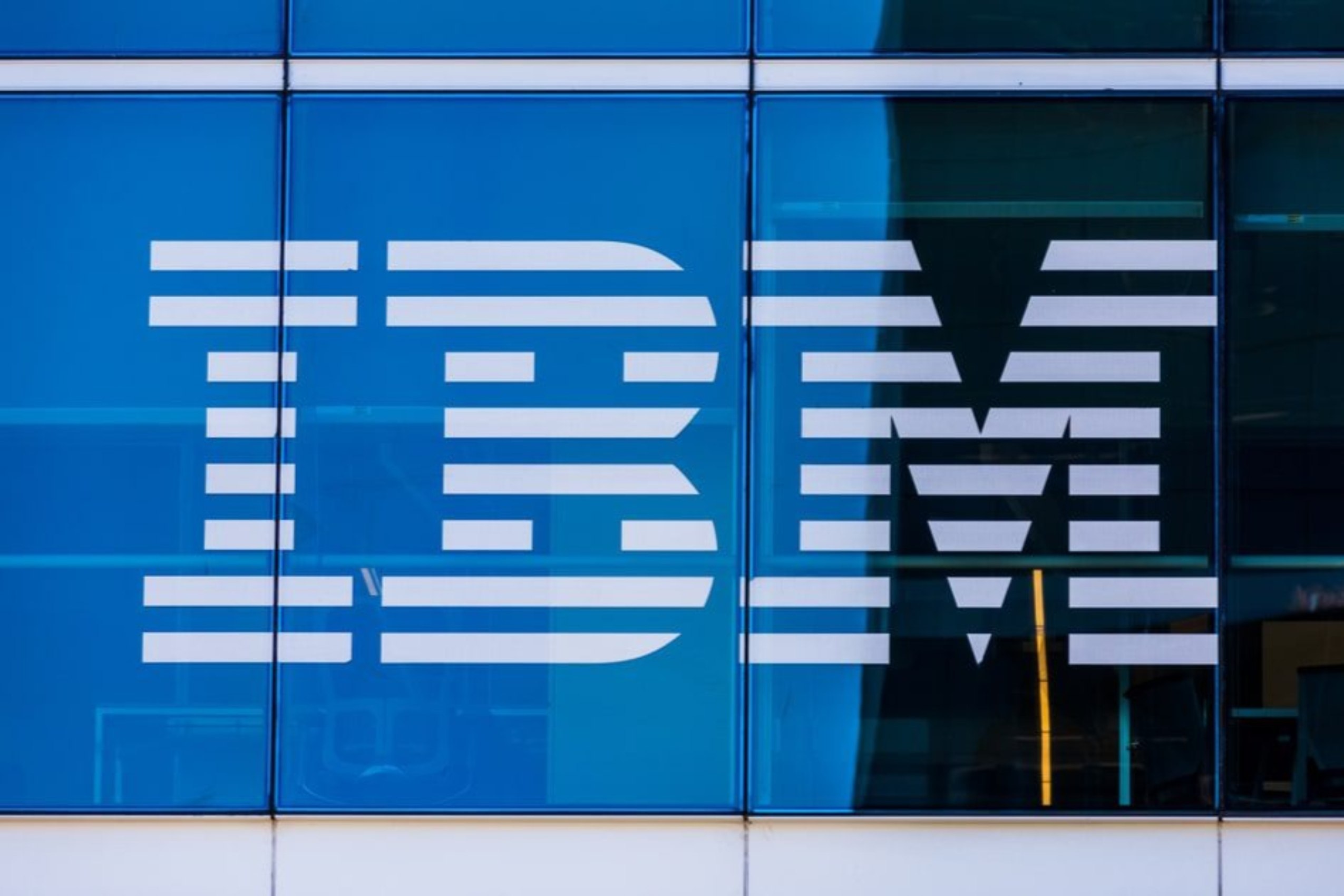 Az IBM szünetelteti a munkaerő-felvételt az AI-val automatizálható állások esetében