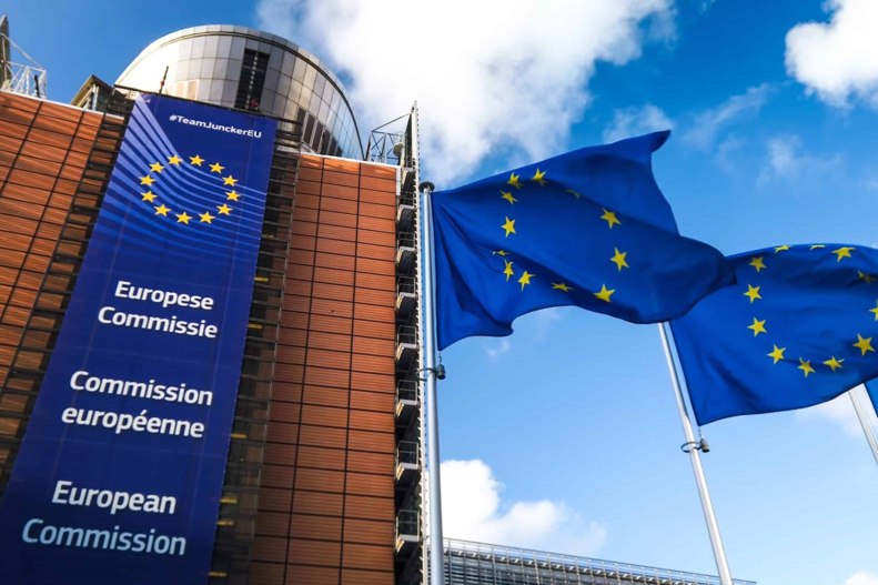 Az Európai Bizottság az AI-tartalmak címkézését követeli a közösségi médiában