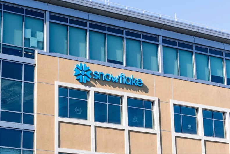 A Snowflake egyesíti a fejlesztői és elemzői igényeket az új GenAI eszközben