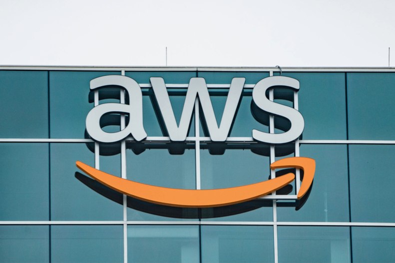 AI versenyfutás: Az AWS legújabb AI-chipjei és a Q AI-chatbot